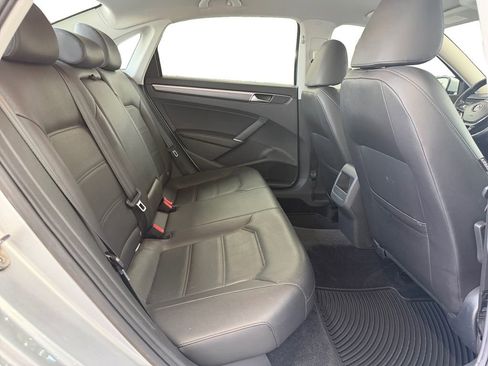 Used 2018 Volkswagen Passat 2.0T R-Line FWD image 18