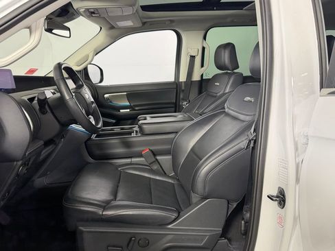 Used 2025 Ford Expedition Platinum w/ Driver's Package AWD/4WD image 20