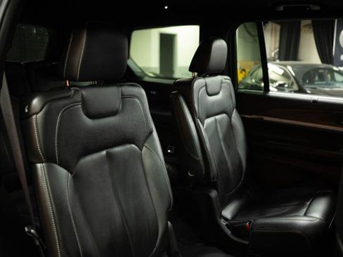 Used 2024 Jeep Grand Cherokee L Limited w/ Luxury Tech Group II AWD/4WD image 16