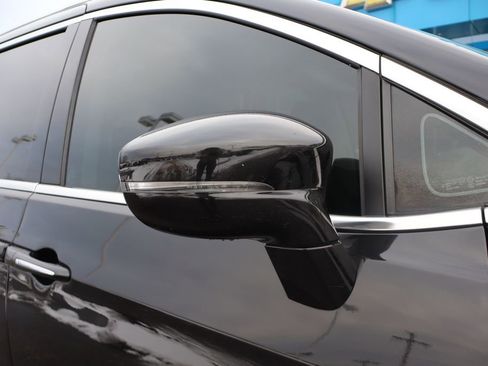 Used 2021 Chrysler Pacifica Touring-L w/ Uconnect Theater Family Group image 2