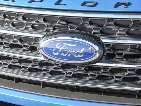 Used 2020 Ford Explorer XLT w/ Equipment Group 202A image 6