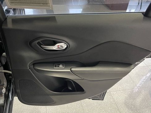 Used 2015 Jeep Cherokee Sport w/ Sport Appearance Group image 41