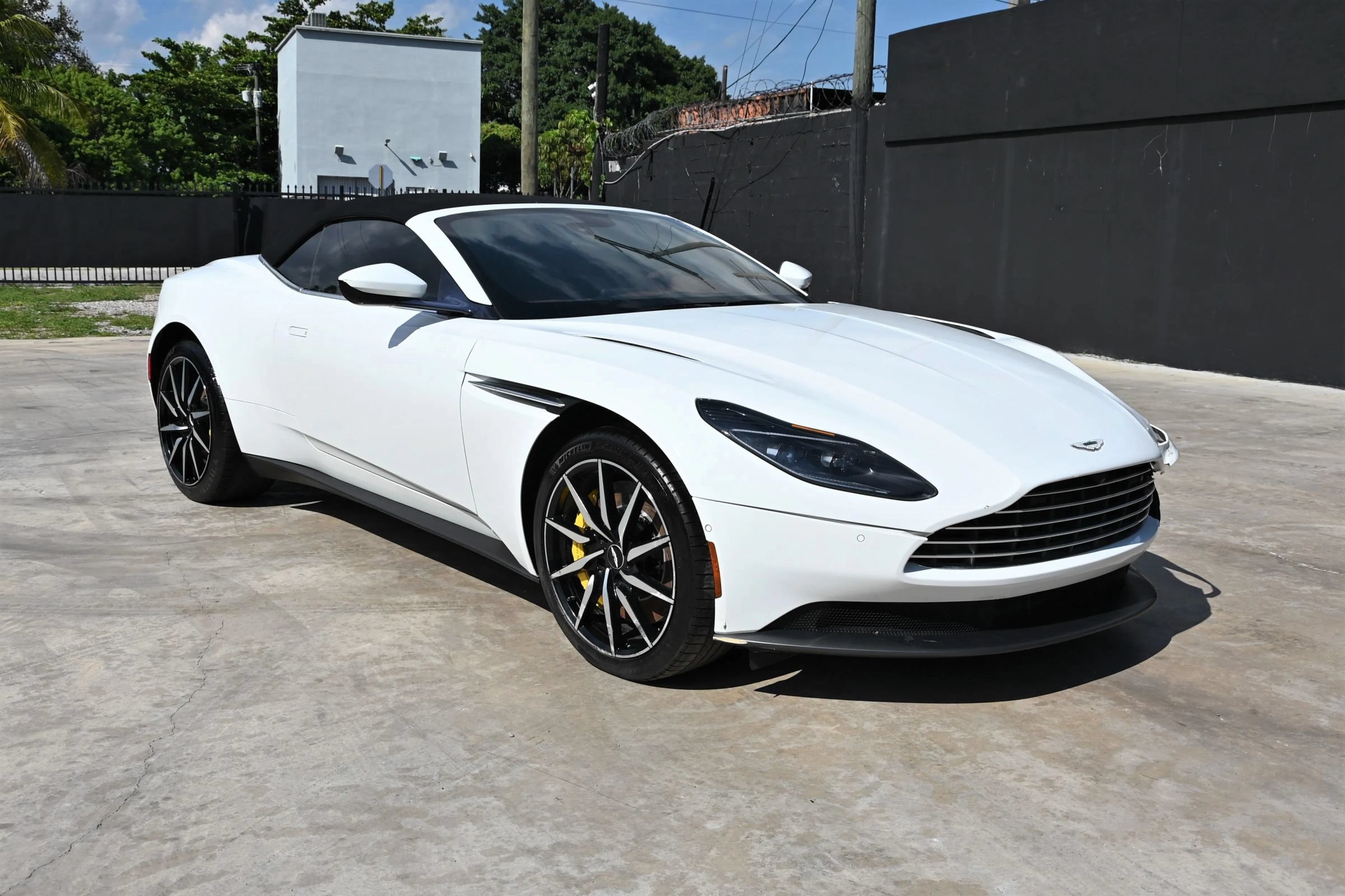 Used 2020 Aston Martin DB11 Volante RWD image 1