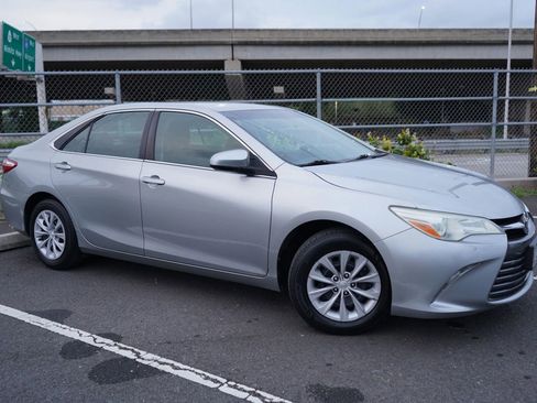 Used 2016 Toyota Camry LE image 5