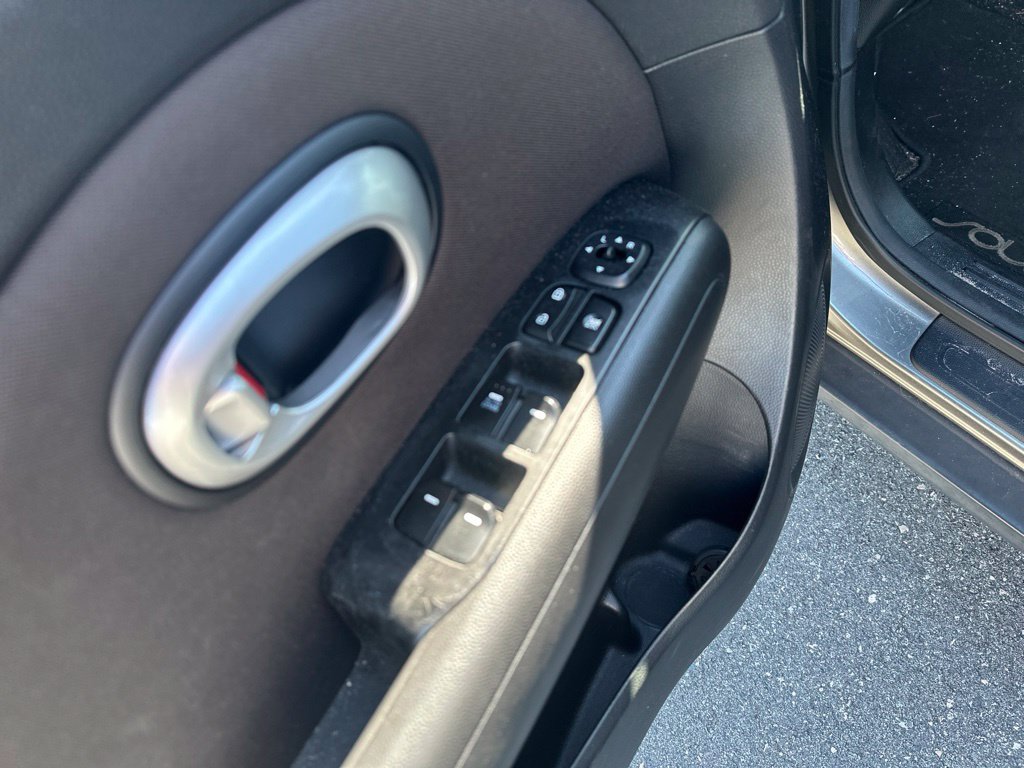 Used 2015 Kia Soul FWD image 10