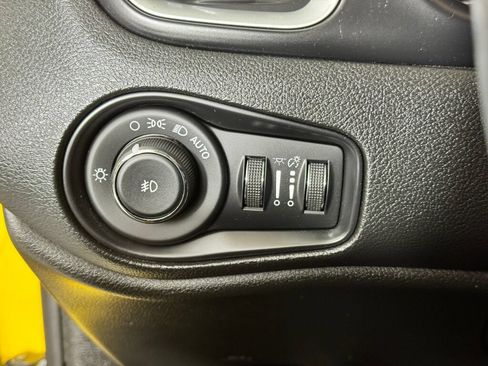 Used 2018 Jeep Renegade Latitude w/ Cold Weather Group AWD/4WD image 20