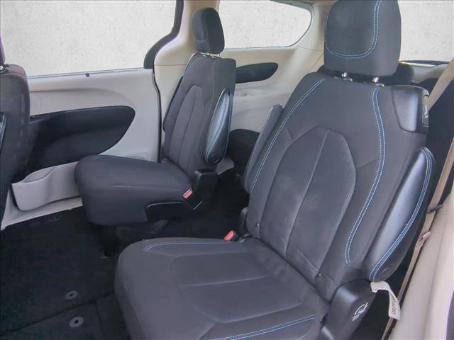 Used 2021 Chrysler Pacifica Touring FWD image 17