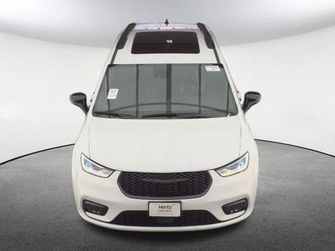 Used 2025 Chrysler Pacifica Limited FWD image 2