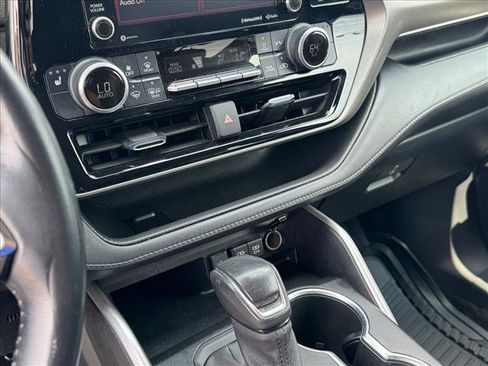 Used 2021 Toyota Highlander XLE AWD/4WD image 23