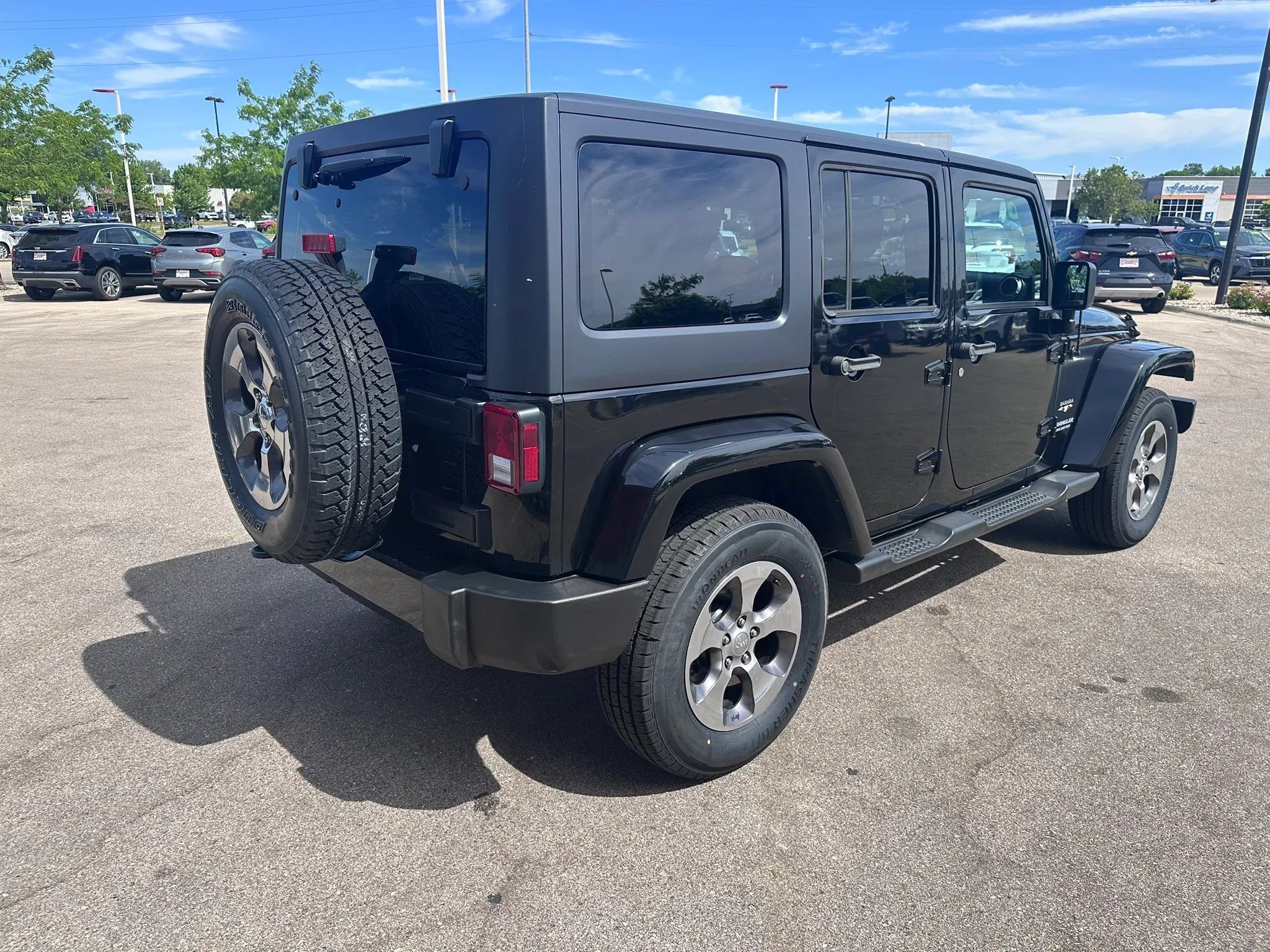 Used 2016 Jeep Wrangler Unlimited Sahara w/ Connectivity Group AWD/4WD image 5