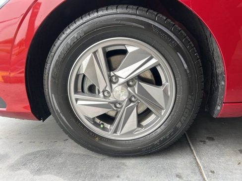Certified 2025 Hyundai Elantra SE image 32