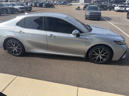 Used 2023 Toyota Camry SE w/ Convenience Package image 4