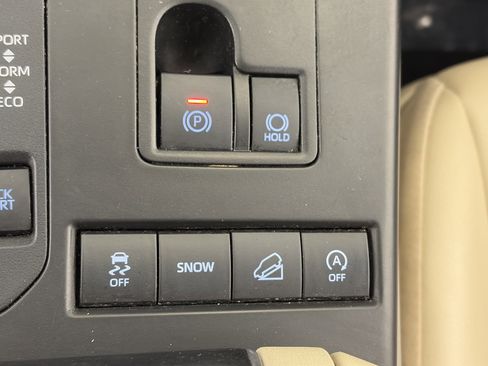 Used 2022 Toyota Highlander XLE AWD/4WD image 28