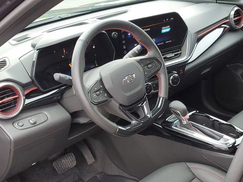 Certified 2024 Chevrolet Trax RS w/ Sunroof Package FWD image 9