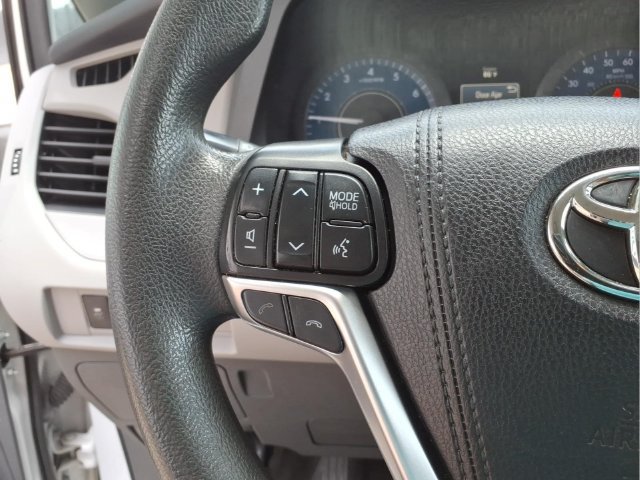 Used 2020 Toyota Sienna L FWD image 16