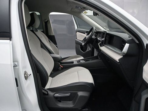 Used 2025 Volkswagen Tiguan SE AWD/4WD image 17