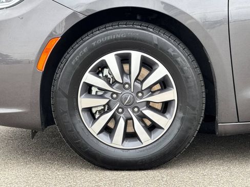 Used 2023 Chrysler Pacifica Touring-L FWD image 31