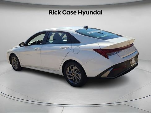 Used 2025 Hyundai Elantra Blue image 8