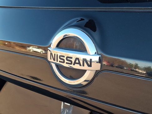 Used 2018 Nissan Rogue SV w/ Premium Package image 30