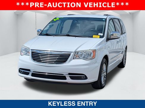 Used 2014 Chrysler Town & Country Touring-L FWD image 8