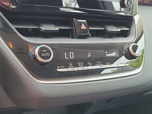 Used 2020 Toyota Corolla LE image 30
