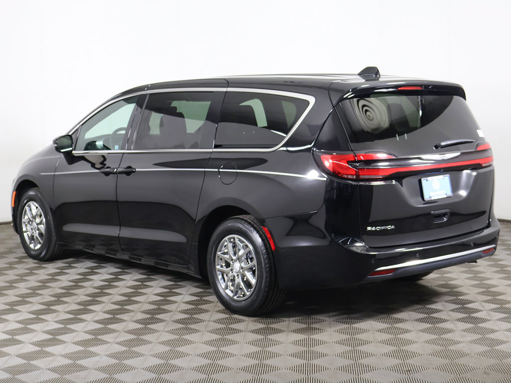 Used 2025 Chrysler Pacifica Select FWD image 11