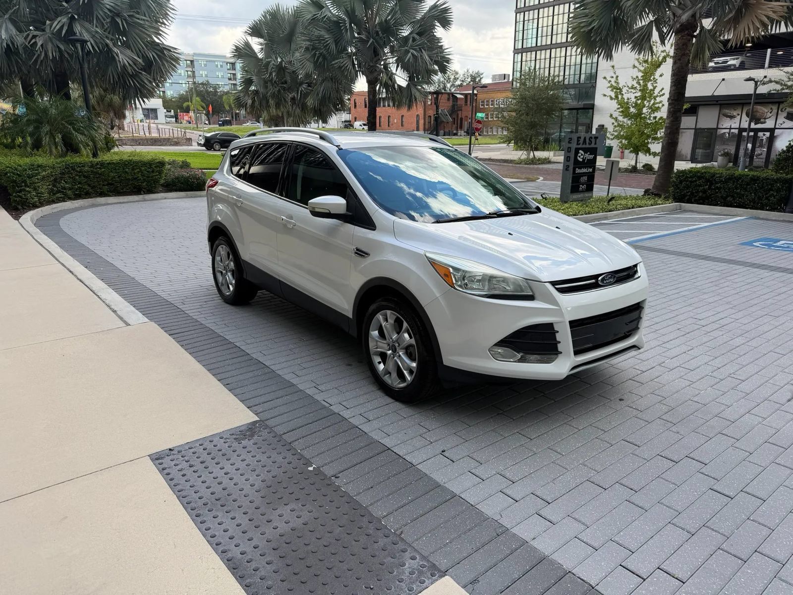 Used 2016 Ford Escape Titanium FWD image 3