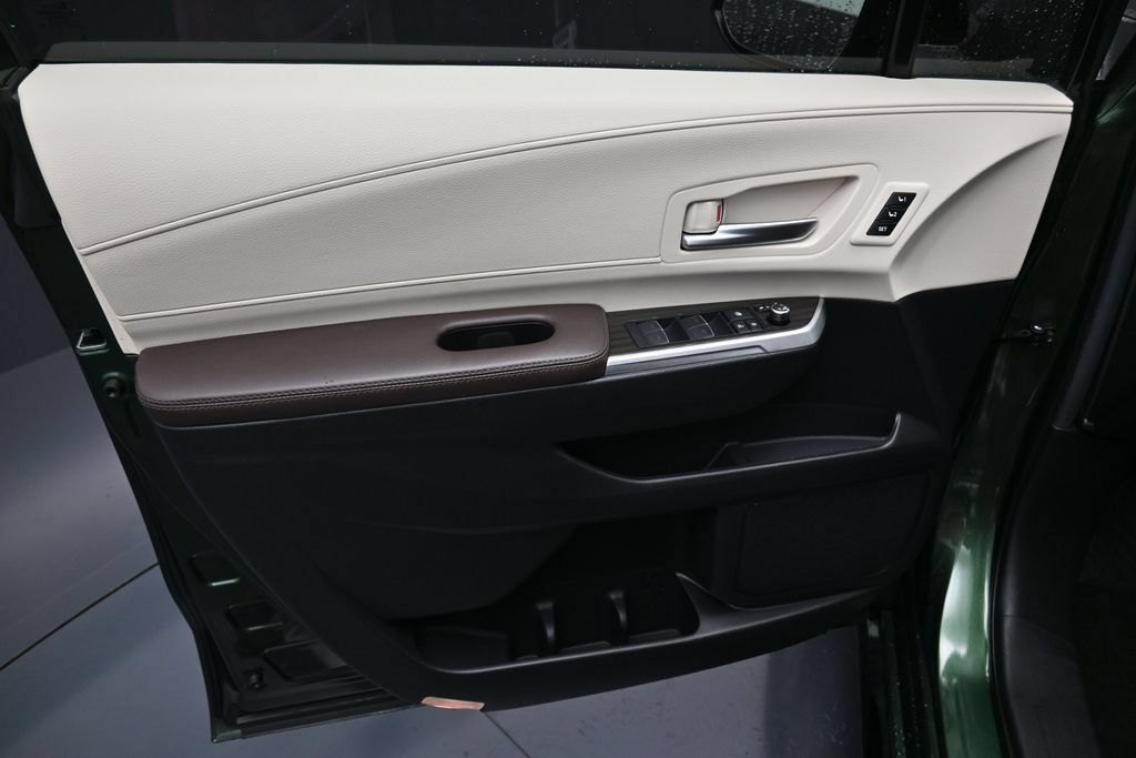 Used 2024 Toyota Sienna Platinum AWD/4WD image 11