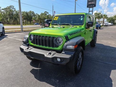 Used 2025 Jeep Wrangler Unlimited Sport AWD/4WD image 3