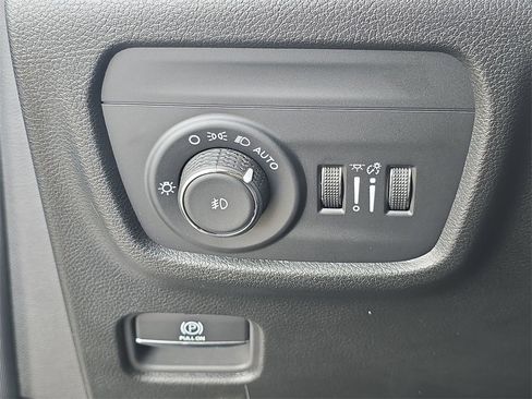 Used 2025 Jeep Grand Cherokee Limited w/ Black Appearance Package image 18