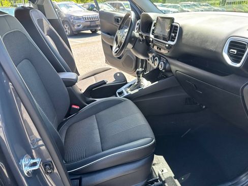 Certified 2025 Hyundai Venue Limited FWD image 23