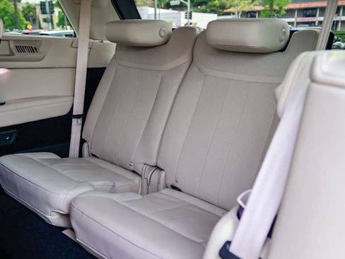 Used 2023 Land Rover Range Rover Long Wheelbase SE image 19