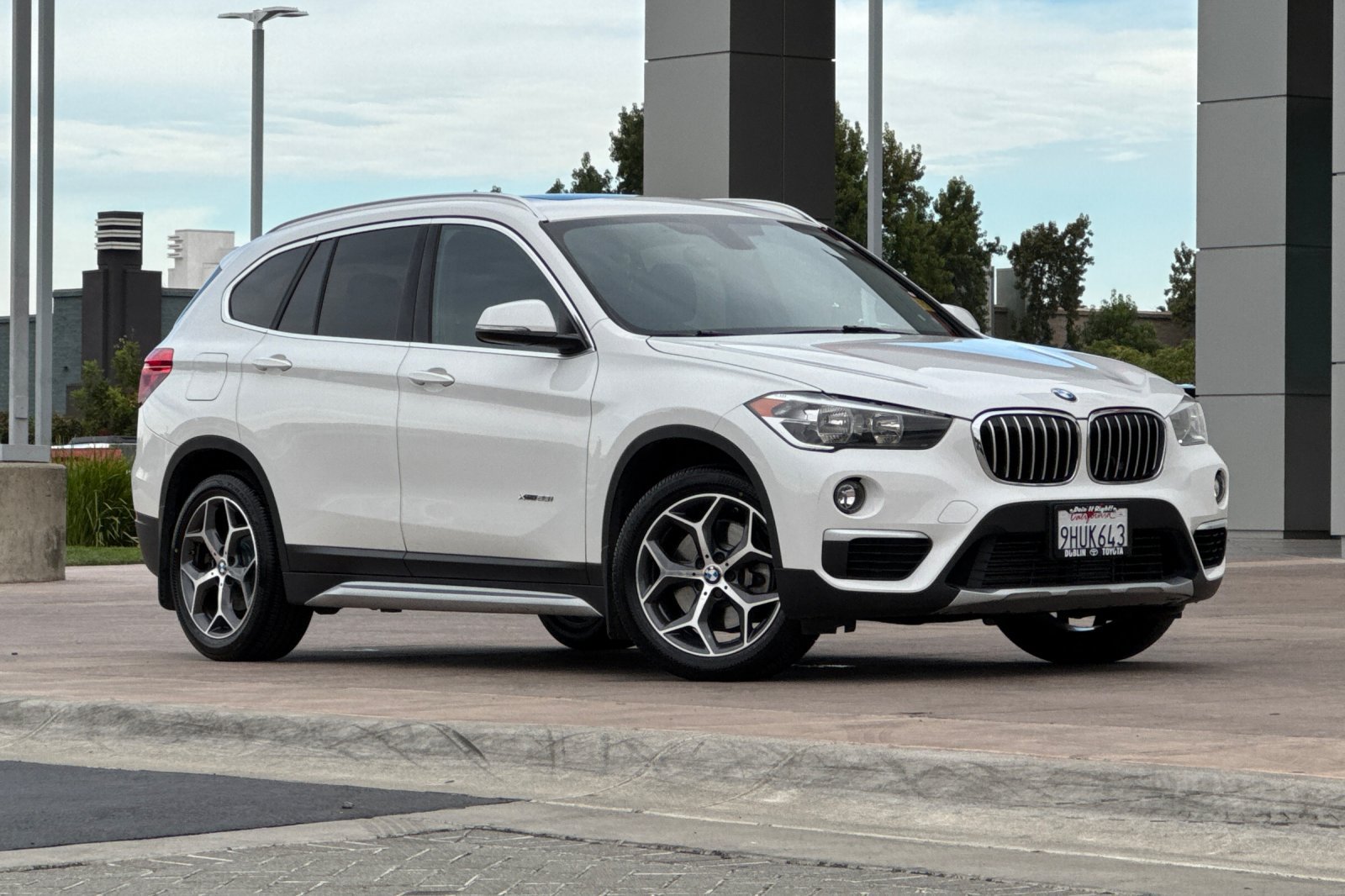 Used 2018 BMW X1 xDrive28i w/ Convenience Package AWD/4WD image 2