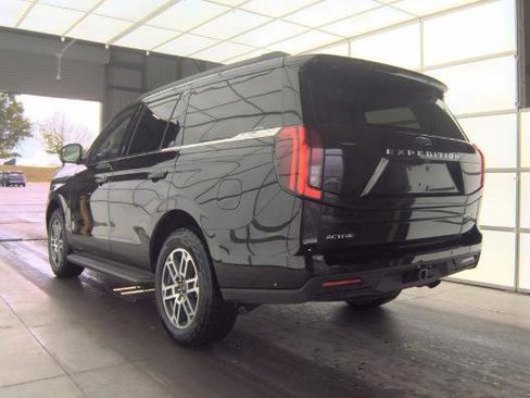 Used 2025 Ford Expedition Active AWD/4WD image 4