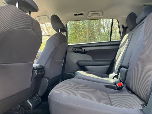 Used 2025 Toyota Highlander LE image 25