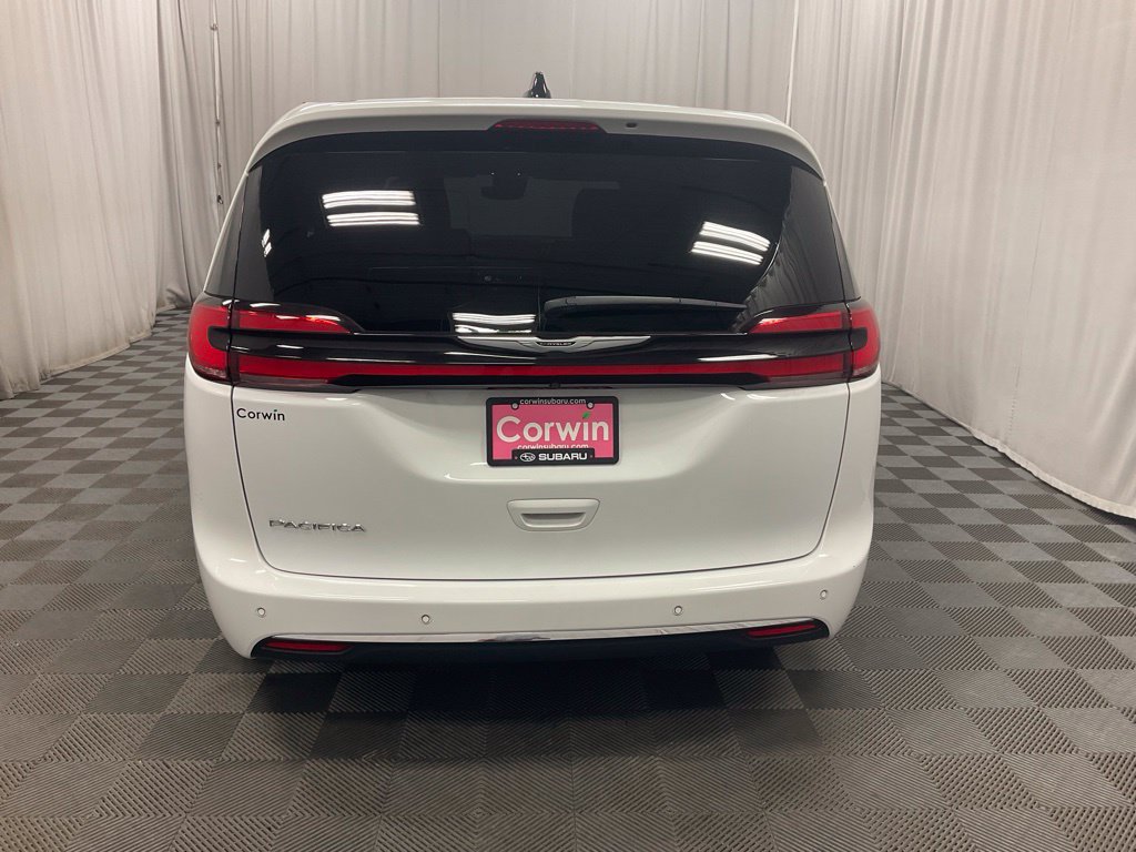 Used 2025 Chrysler Pacifica Select FWD image 5