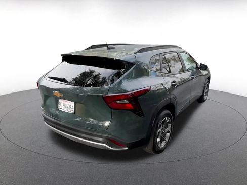 Used 2025 Chevrolet Trax LT w/ LT Convenience Package image 14