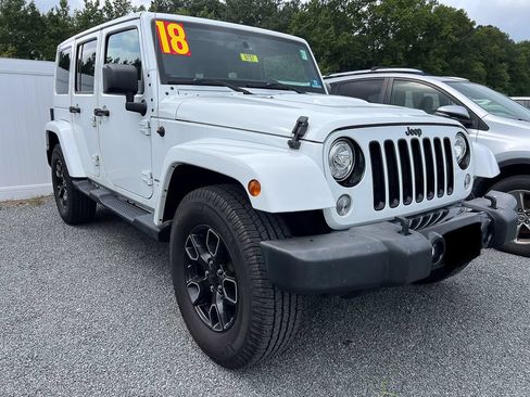 Used 2018 Jeep Wrangler Unlimited Sahara AWD/4WD image 7