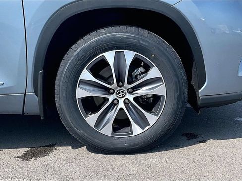 Used 2022 Toyota Highlander XLE AWD/4WD image 9