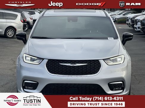 New 2026 Chrysler Pacifica Limited w/ Uconnect Theater Family Group FWD image 2