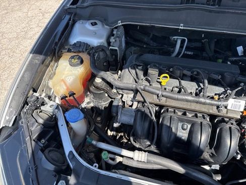 Used 2017 Ford Fusion SE w/ Fusion SE Technology Package image 9