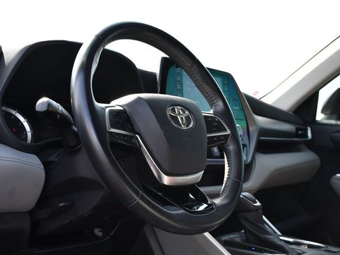 Used 2021 Toyota Highlander LE FWD image 15