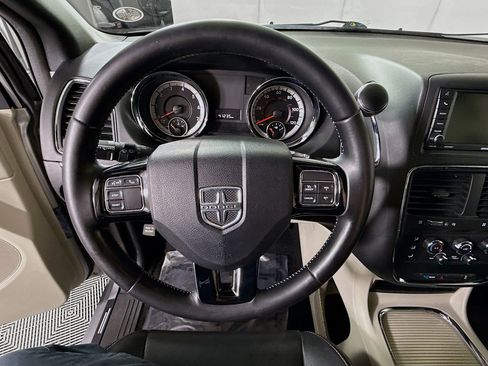 Used 2019 Dodge Grand Caravan SXT image 18