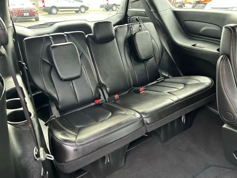 Used 2025 Chrysler Pacifica Select image 34