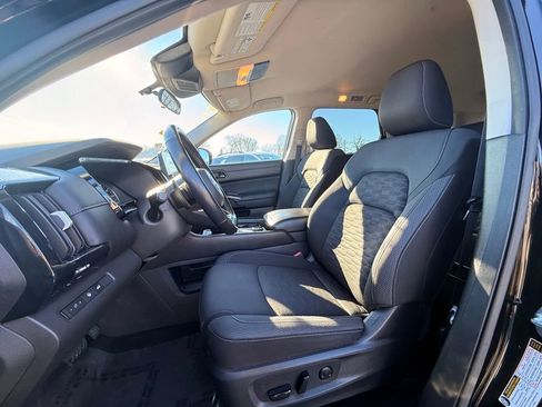 Used 2025 Nissan Pathfinder SV image 27