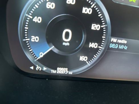 Used 2019 Volvo XC60 T5 Momentum w/ Protection Package Premier image 10