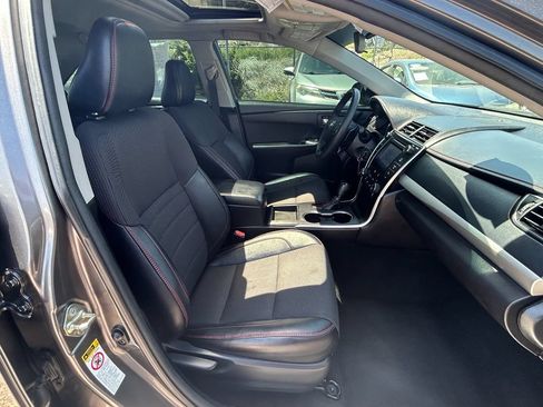 Used 2017 Toyota Camry SE w/ Moonroof Package FWD image 19