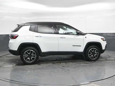 Used 2025 Jeep Compass Trailhawk AWD/4WD image 3