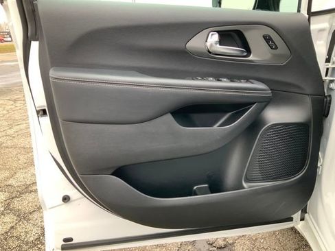 Used 2025 Chrysler Pacifica Select image 14