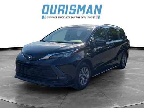 Used 2025 Toyota Sienna LE w/ LE Plus Package FWD image 2